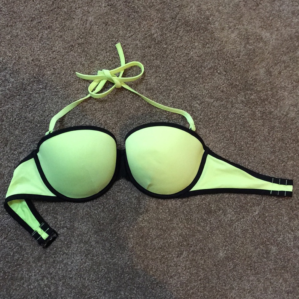 Victoria’s Secret Swimsuit Top 34DD